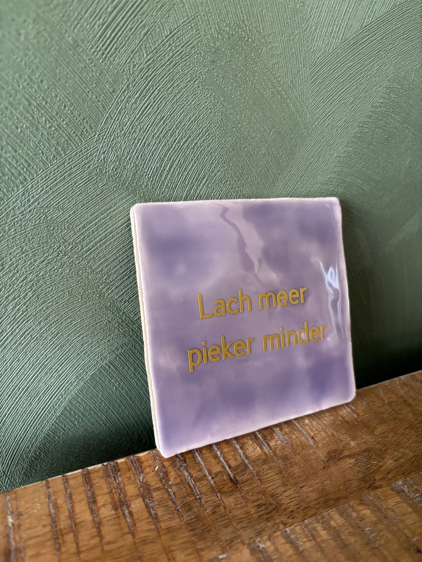 Tegeltje “Lach meer, pieker minder” ByMVcrafts