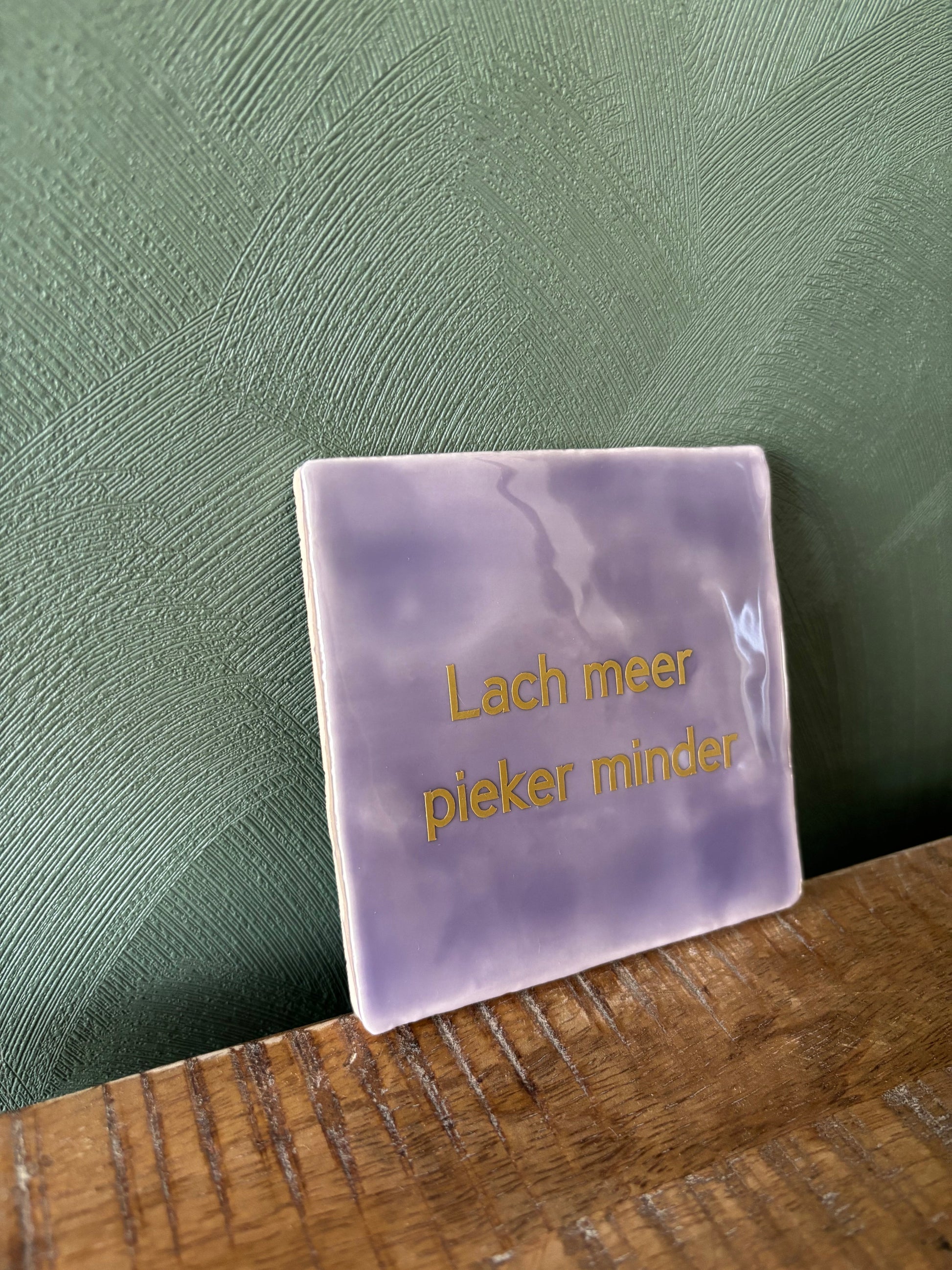 Tegeltje “Lach meer, pieker minder” ByMVcrafts