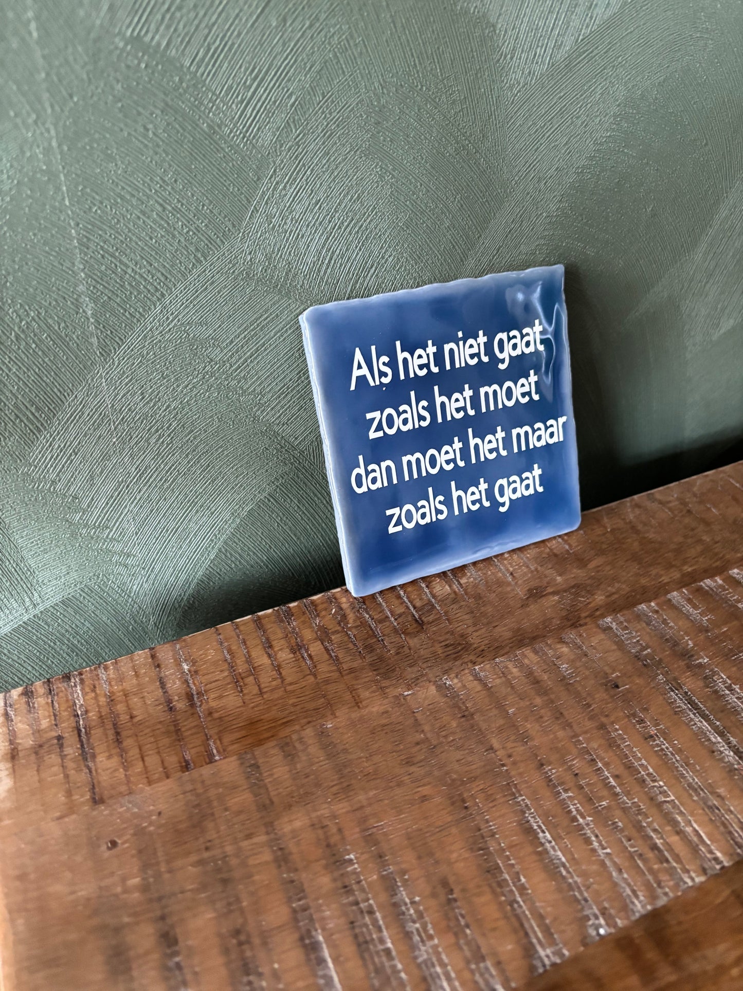 Tegeltje “Als het niet gaat zoals het moet, moet het maar zoals het gaat” ByMVcrafts