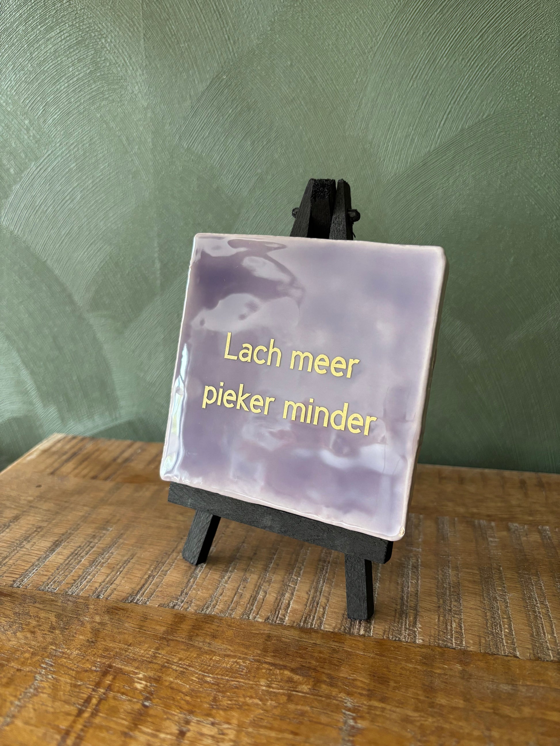 Tegeltje “Lach meer, pieker minder” ByMVcrafts