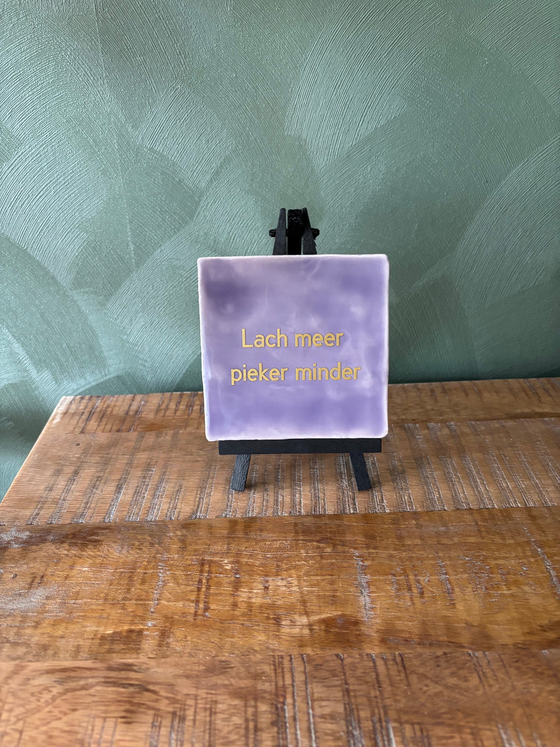 Tegeltje “Lach meer, pieker minder” ByMVcrafts