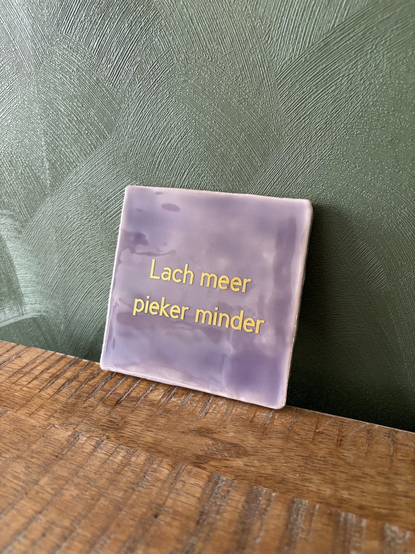Tegeltje “Lach meer, pieker minder” ByMVcrafts