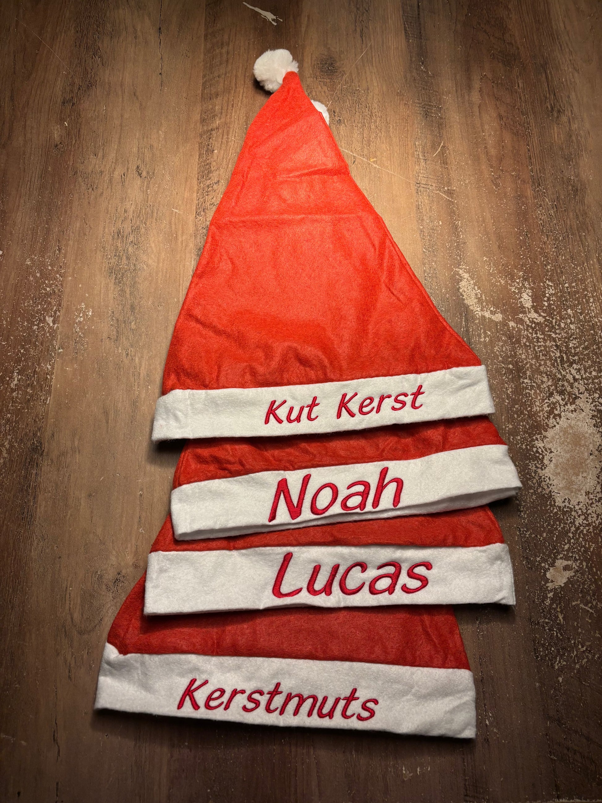 Kerstmuts op Maat – Personaliseer met geborduurde Naam of Tekst ByMVcrafts
