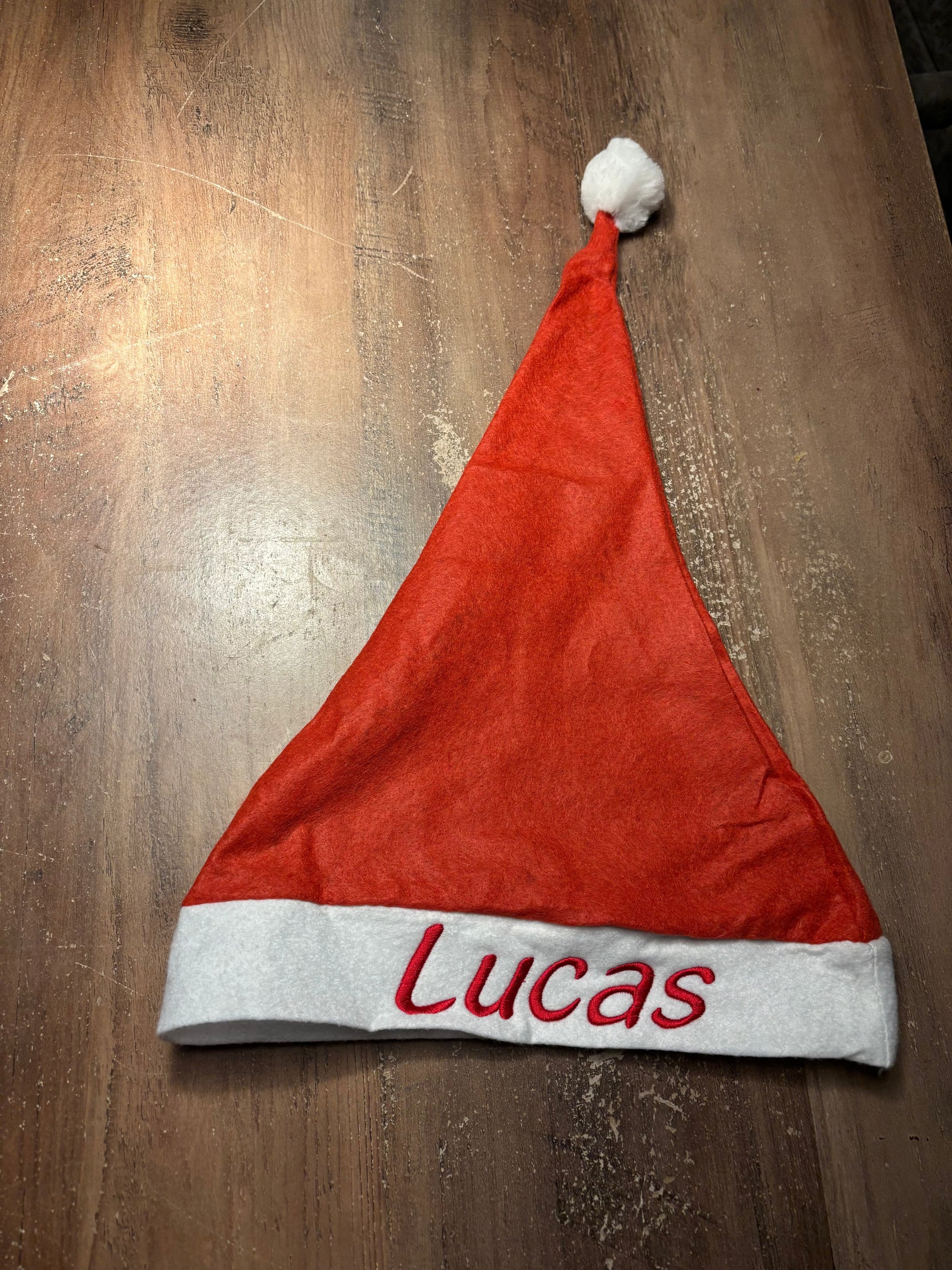 Kerstmuts op Maat – Personaliseer met geborduurde Naam of Tekst ByMVcrafts