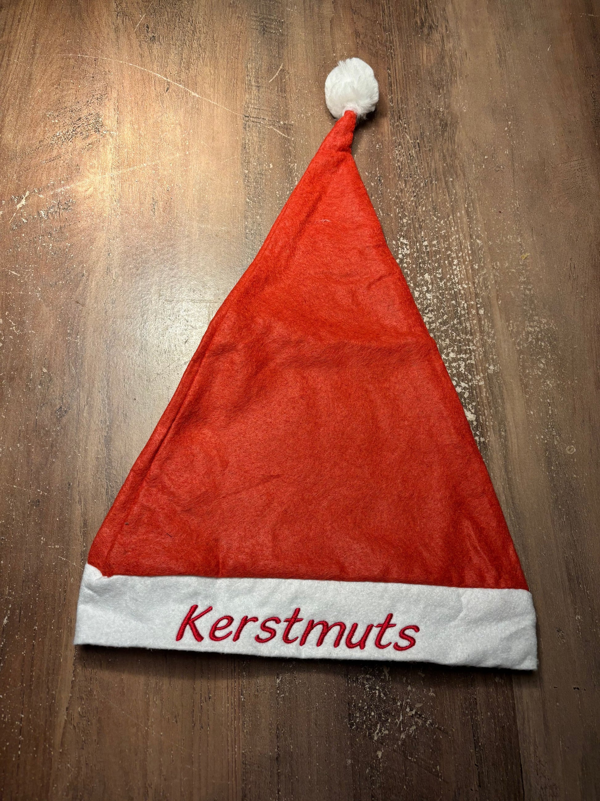 Kerstmuts op Maat – Personaliseer met geborduurde Naam of Tekst ByMVcrafts