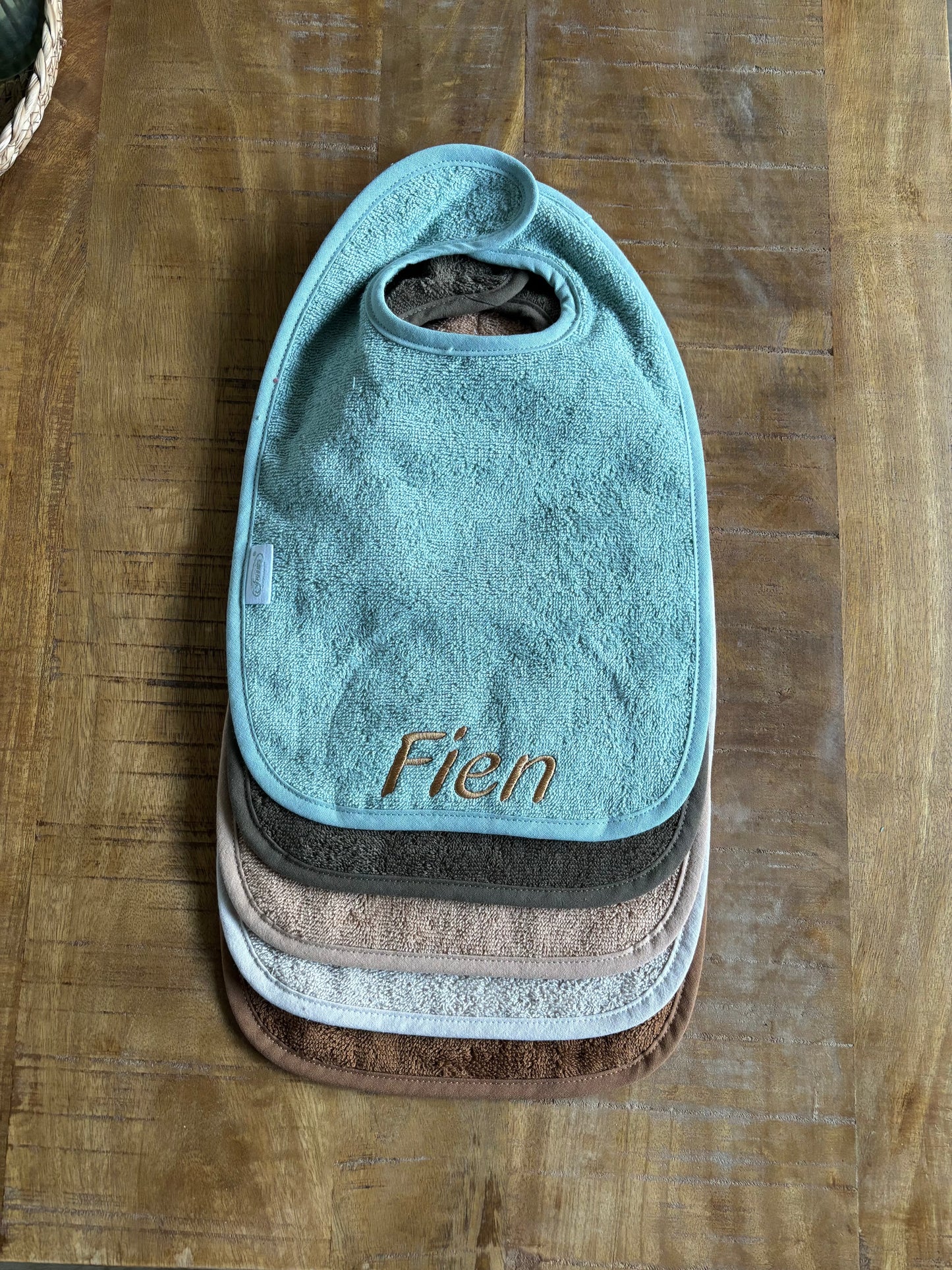 Luxe geborduurde baby slab – personaliseerbaar met naam ByMVcrafts