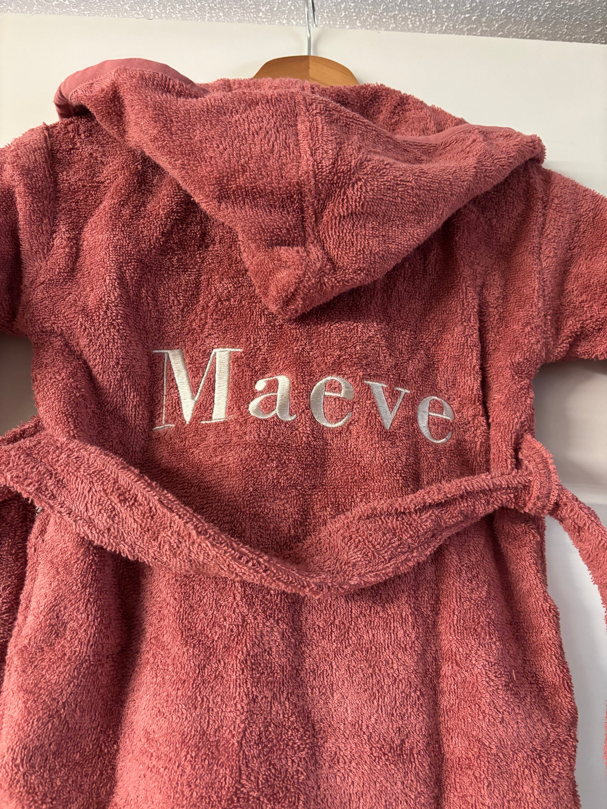 Schattige baby- en kinderbadjas – te personaliseren met naam of tekst ByMVcrafts